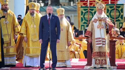 Ремонт дорог, поддержка бизнеса и педагогов: что вошло в рабочую повестку Александра Беглова на уходящей неделе
