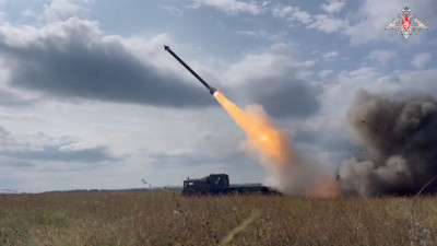 Минобороны показало кадры работы расчета РСЗО «Торнадо-С» реактивной артиллерийской бригады