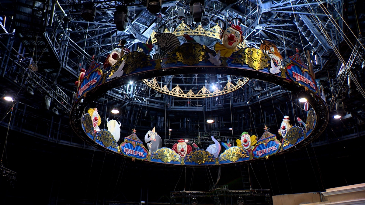 В Кисловодске артист цирка установил мировой рекорд по скручиванию сковородок - tvspb.ru