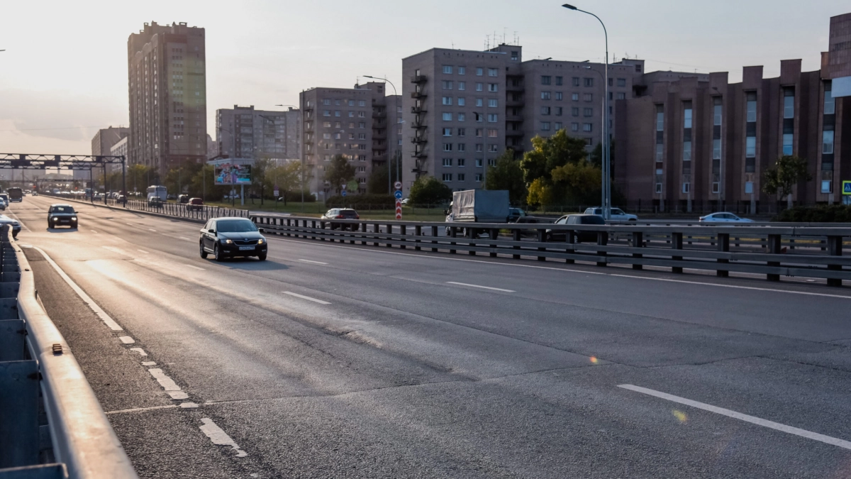 На Наличной улице курьер удивил всех, доставляя заказ на крыше «Жигулей» - tvspb.ru