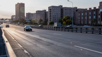 На Наличной улице курьер удивил всех, доставляя заказ на крыше «Жигулей»