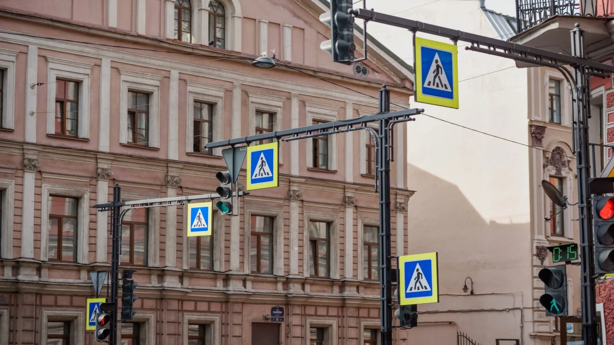 На 13 адресах Петербурга появятся новые Г-образные опоры для дорожных знаков - tvspb.ru