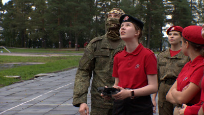 Азы начальной армейской подготовки: петербургских юнармейцев научили управлять дронами