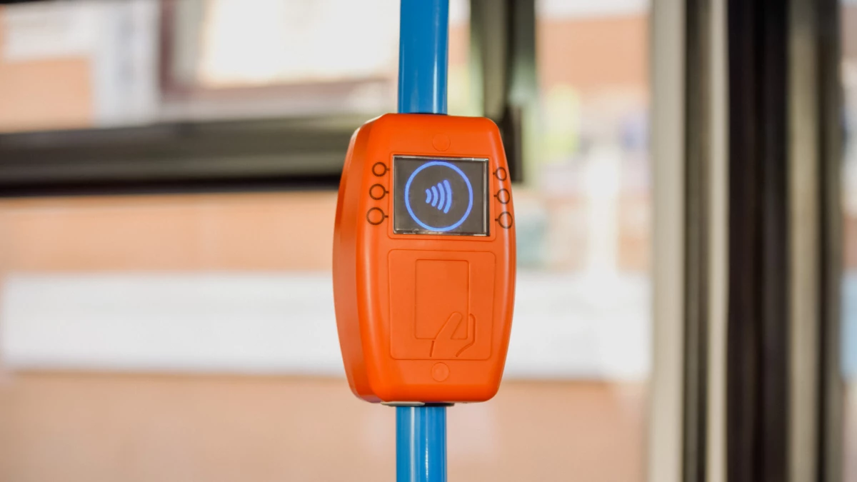 Контролер заставил 13-летнюю девочку выйти на остановке у лесополосы: ему назначили штраф в 20 тысяч рублей - tvspb.ru