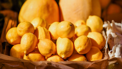 Врач объяснил, помогает ли мед и лимон при простуде