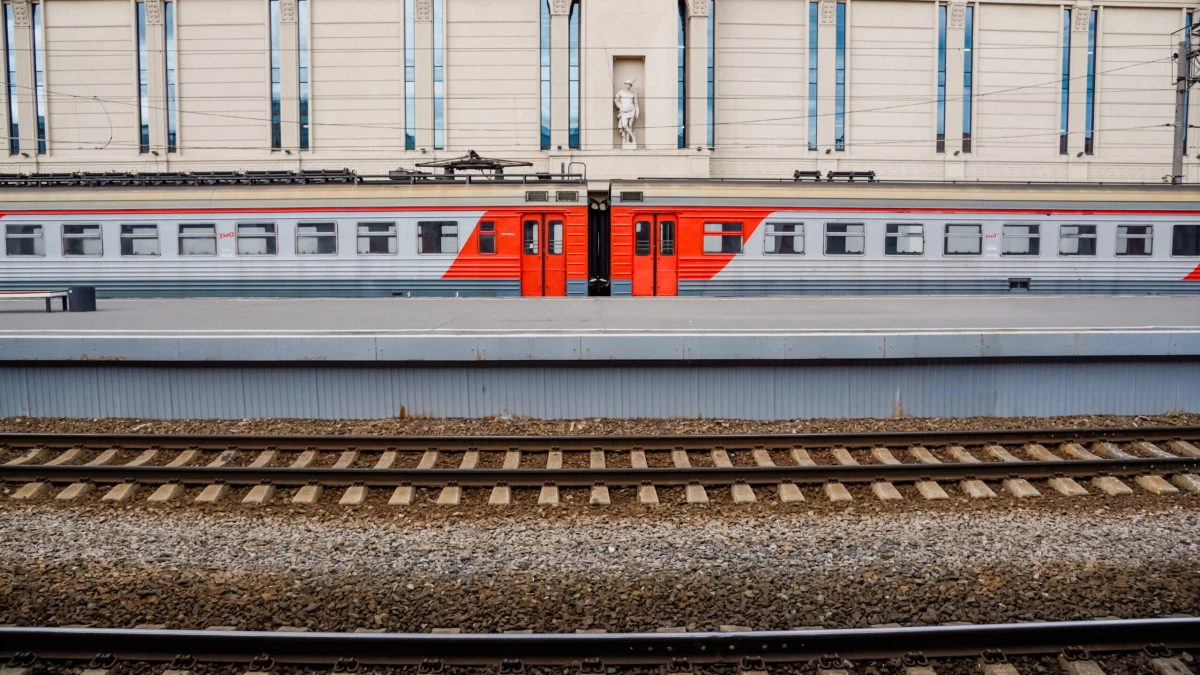 В Петербурге 14-летний зацепер попытался скрыться от полиции между вагонами электропоезда - tvspb.ru