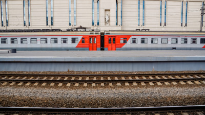 В Петербурге 14-летний зацепер попытался скрыться от полиции между вагонами электропоезда