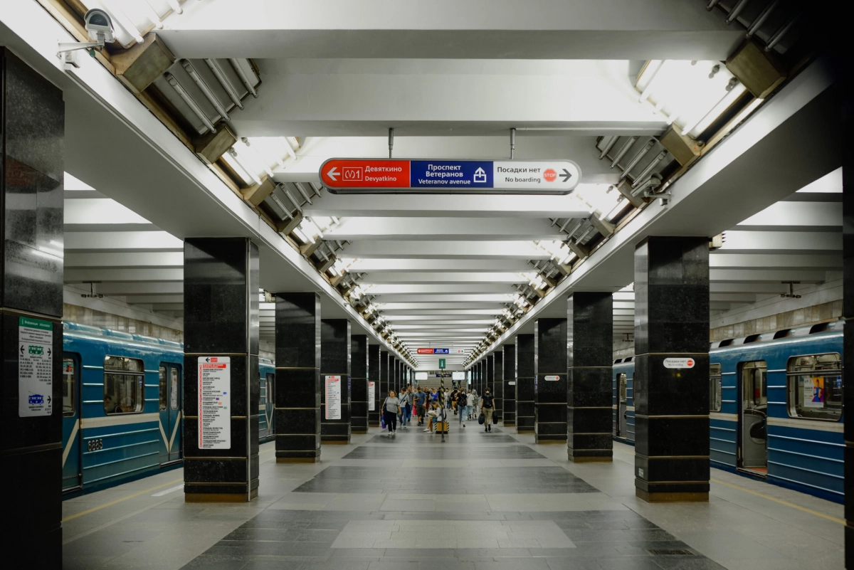 На «Проспекте Ветеранов» пассажир упал на рельсы - tvspb.ru