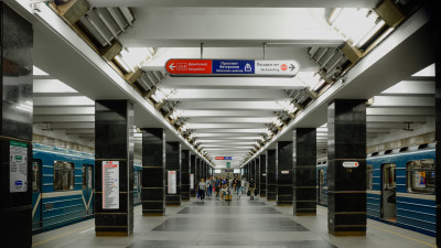 На «Проспекте Ветеранов» пассажир упал на рельсы