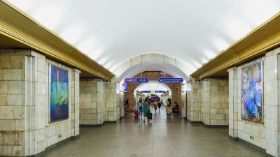 Станцию метро «Сенная площадь» закрыли из-за повреждения ступеней