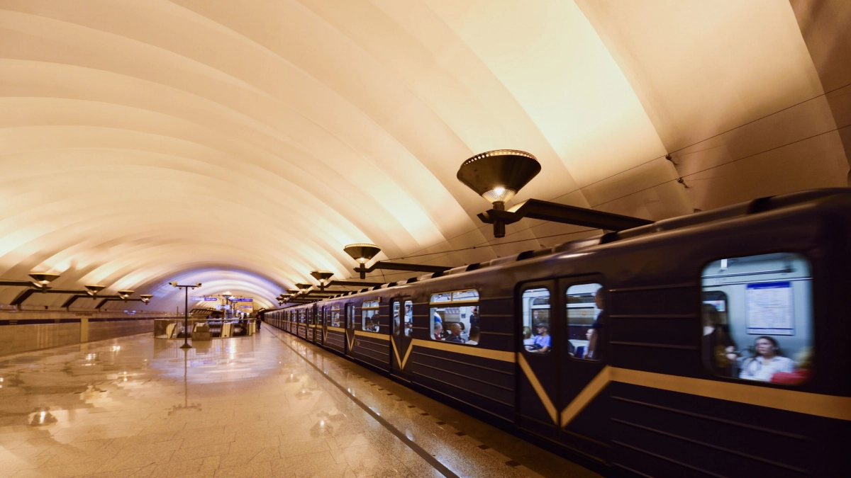 Вестибюль «Спортивной» на набережной Макарова работает только на вход - tvspb.ru