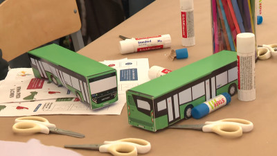 Юных петербуржцев научили делать электробусы из картона