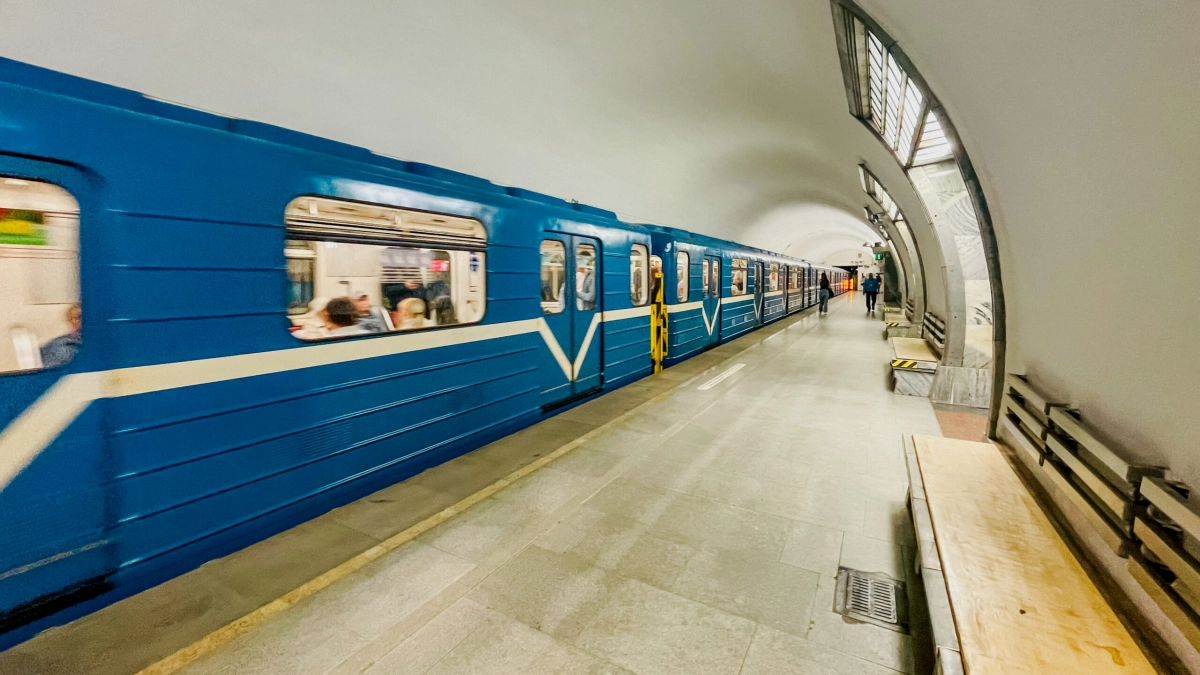Подростки избили пассажира за замечание в петербургском метро - tvspb.ru