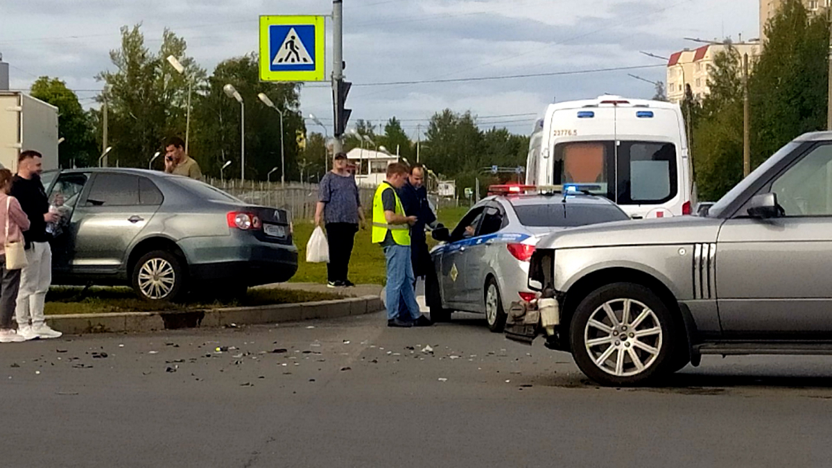 В Петербурге контролер оплаты проезда спас людей из горящей машины