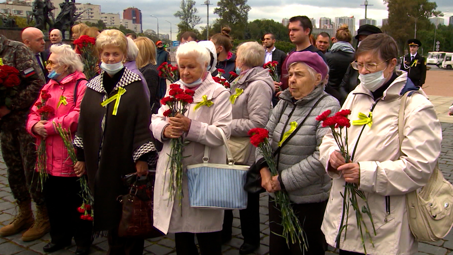 Более 60 тысяч ветеранов и блокадников получат почетные знаки к 80-летию  освобождения Ленинграда | Телеканал Санкт-Петербург