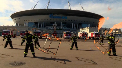 На Крестовском острове состоялись гонки на пожарных машинах