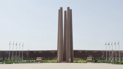 Александр Беглов возложил цветы к памятнику в честь Победы в Великой Отечественной войне в Ашхабаде