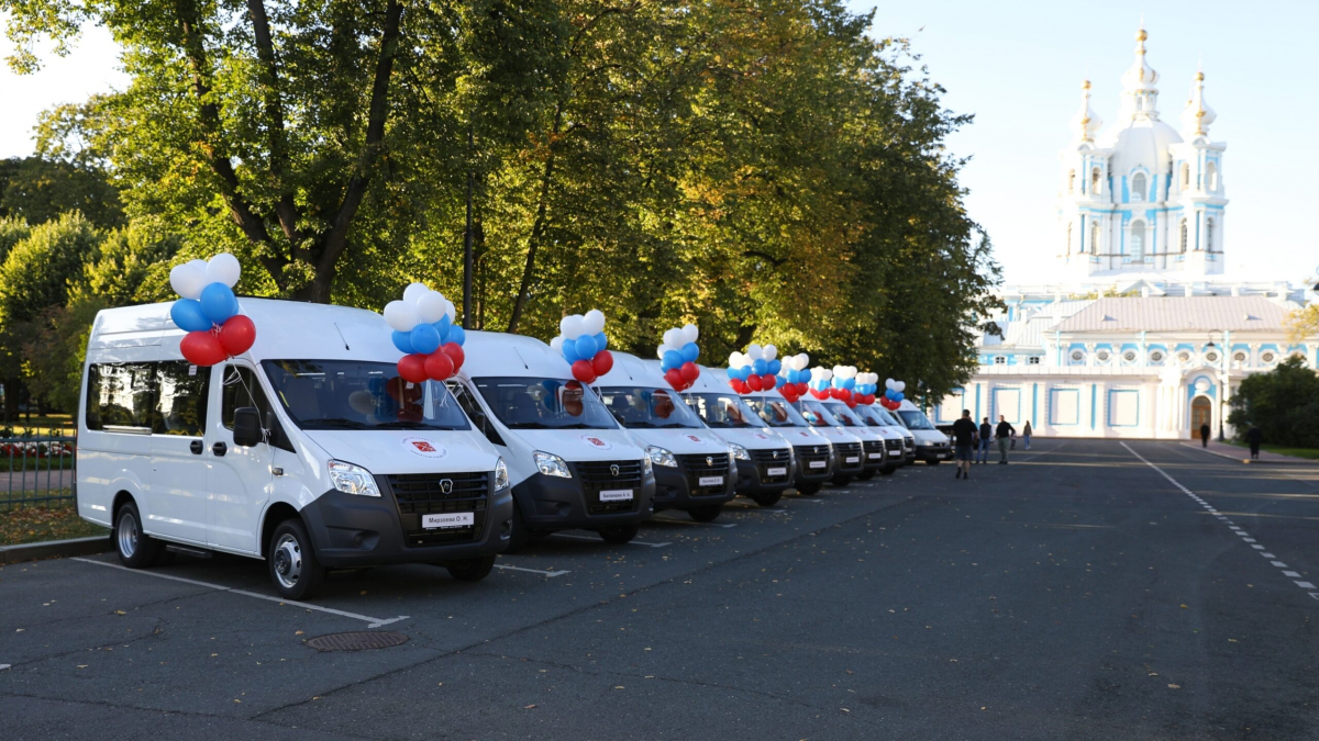 В Петербурге многодетным семьям вручили ключи от пассажирских  микроавтобусов | Телеканал Санкт-Петербург