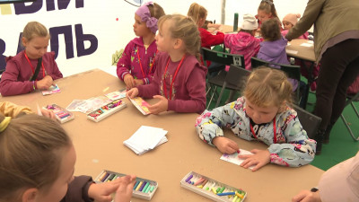 Самых маленьких участников Большого семейного фестиваля научили рисовать открытки