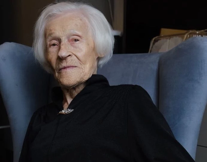 Блокадному учителю Надежде Строгоновой исполнилось 103 года - tvspb.ru