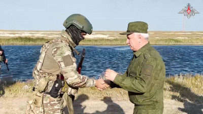 В Минобороны показали награждение отличившихся на херсонском направлении военных