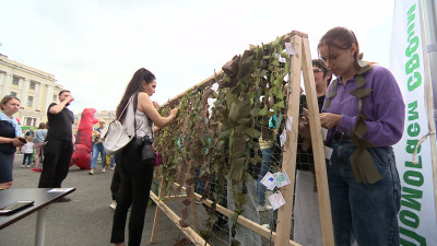 Петербуржцы приняли участие в плетении маскировочных сетей для участников СВО