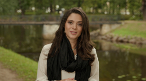 Первые песни, лучшие друзья и счастливые воспоминания. С Днём знаний поздравляет певица Женя Любич