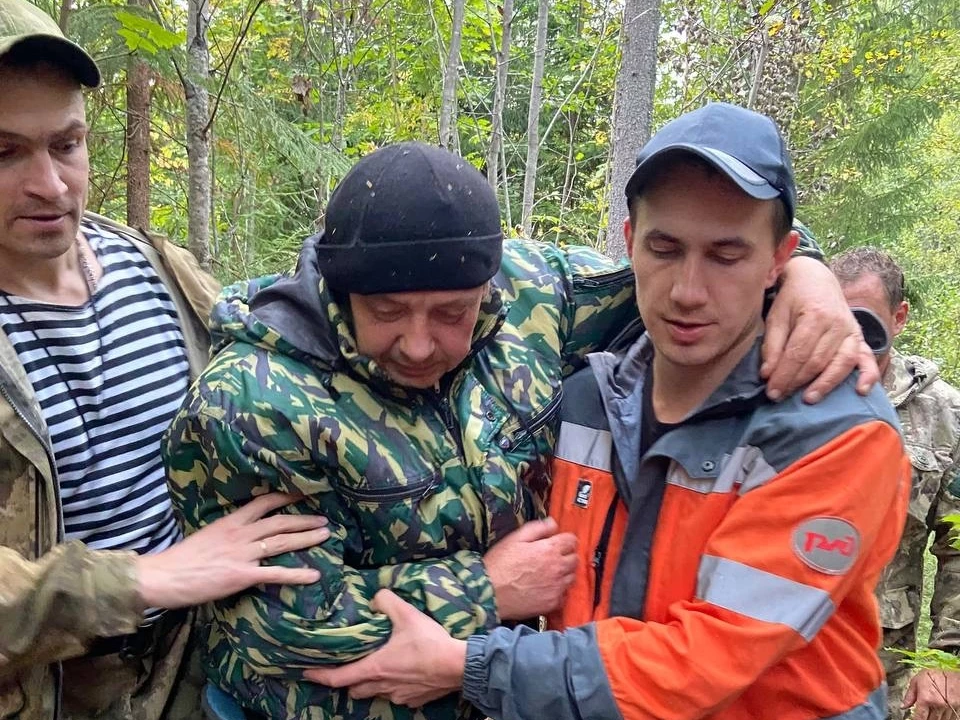 Потерявшегося в лесу мужчину нашли добровольцы: его доставили на персональном поезде - tvspb.ru