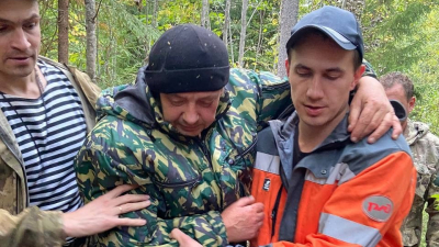Потерявшегося в лесу мужчину нашли добровольцы: его доставили на персональном поезде
