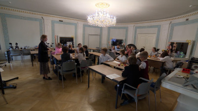 30 учителей и педагогов Петербурга получат по 200 тысяч рублей