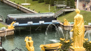 Петергоф начинался с иллюминации: что ждёт посетителей на празднике фонтанов