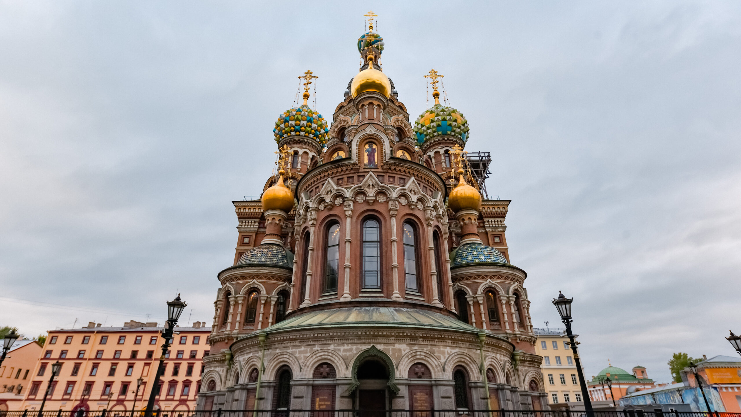 Трое хулиганов забрались на купол Спаса на Крови | Телеканал Санкт-Петербург