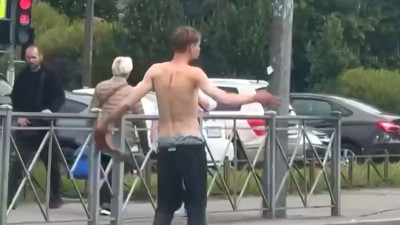 У проспекта Ветеранов заметили полуголого молодого человека