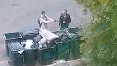 Молодые люди, которые упражнялись в стрельбе у мусорного бака на Богатырском проспекте, попали в объектив видеокамеры
