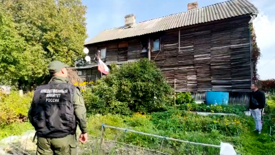 Сотрудники СК осмотрели разваливающийся дом в Гатчине