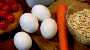 Сырники, яйца, каша и немного орехов. Чем накормить ребёнка, чтобы из школы он приносил только отличные оценки?