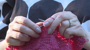 28 петель: зачем телеоператор Тимур и команда умельцев вяжут микро-одежду для недоношенных малышей