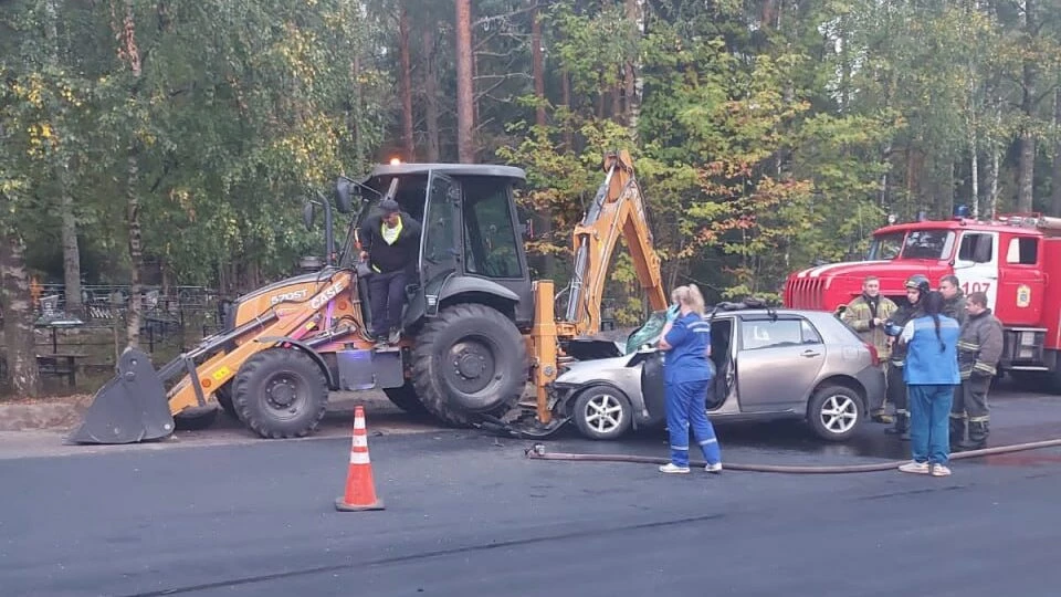 Под Выборгом водитель «Тойоты» погиб, врезавшись в трактор - tvspb.ru