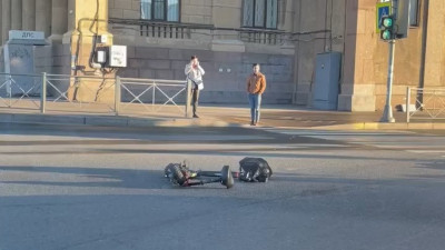 Самосвал насмерть сбил самокатчика на Малоохтинской набережной