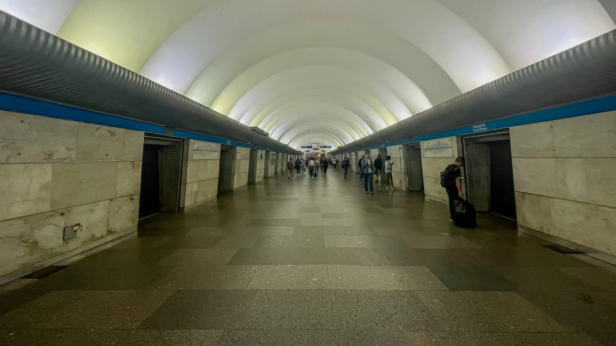 Вход в вестибюль станции метро «Звездная» ограничили утром 16 декабря - tvspb.ru