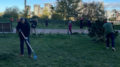 Вице-губернатор Владимир Княгинин принял участие в уборке сквера «Осенний марафон»