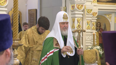 Патриарх Кирилл и митрополит Варсонофий освятили храм Сошествия в поселке Комарово