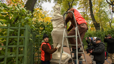 В Летнем саду на зиму укроют скульптуры