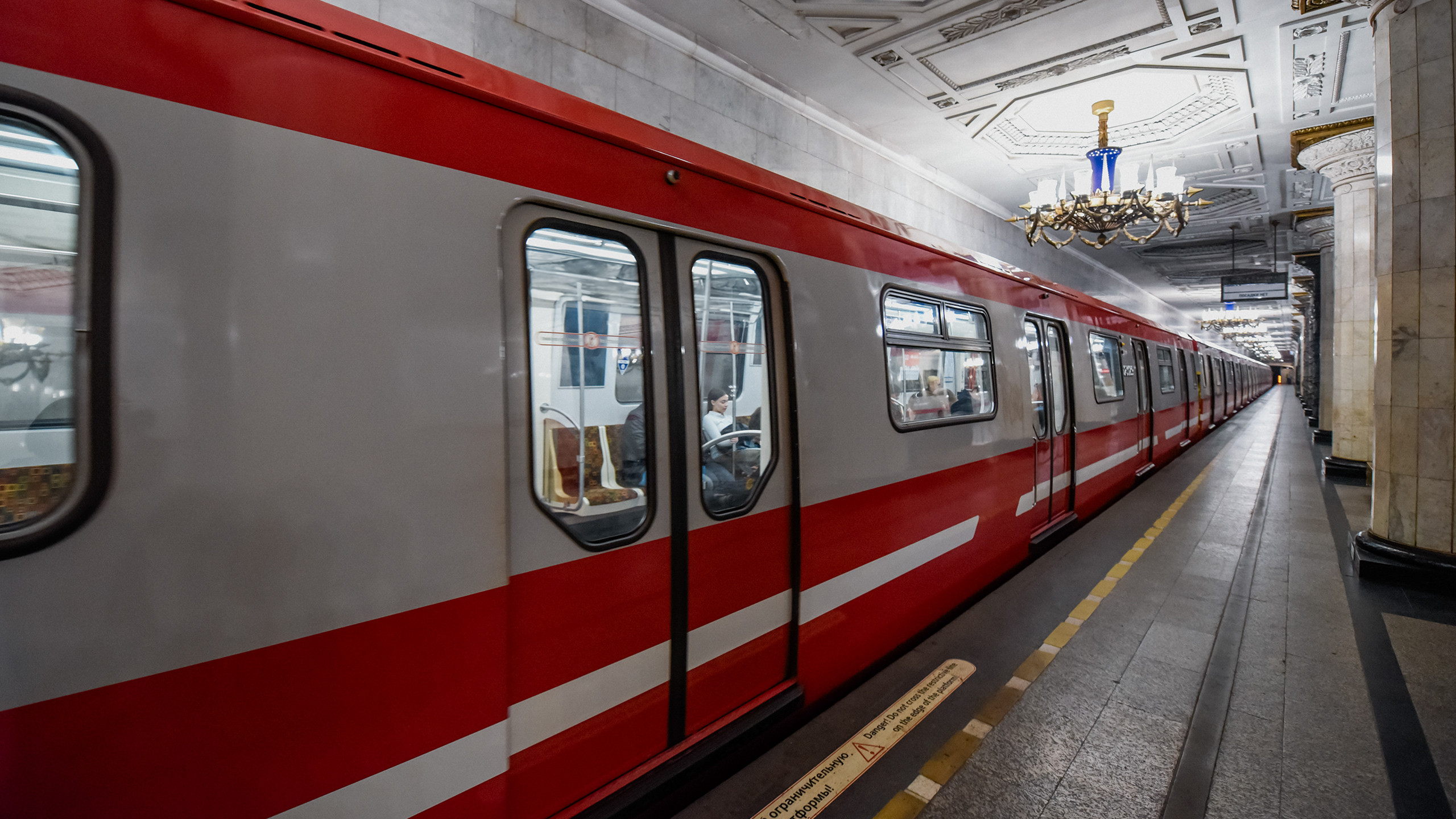 «Трогает и домогается»: В Минске в метро неизвестный мужчина пристает к женщинам