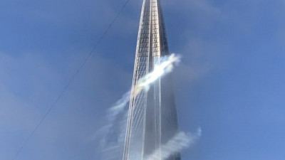 «Лахта Центр» закружили спиральные облака