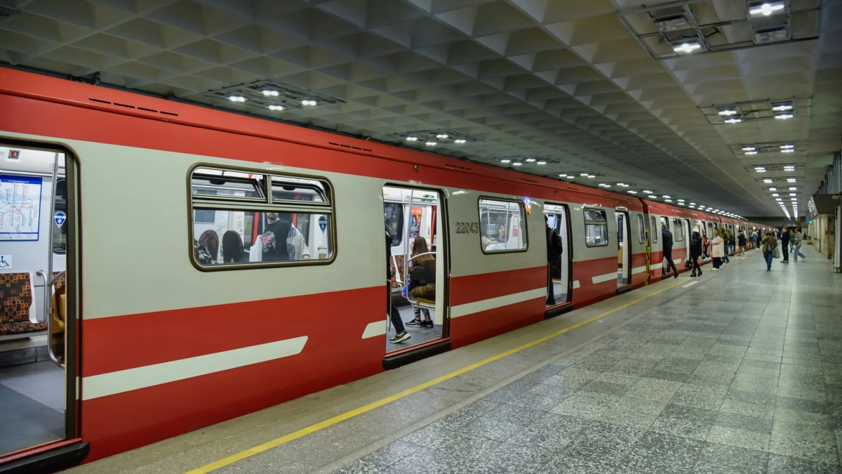 На «красной» ветке метро закрыли движение от «Академической» до «Девяткино» - tvspb.ru