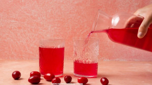 Для долгих тёплых вечеров: готовим осенний сбитень из брусники и клюквы.