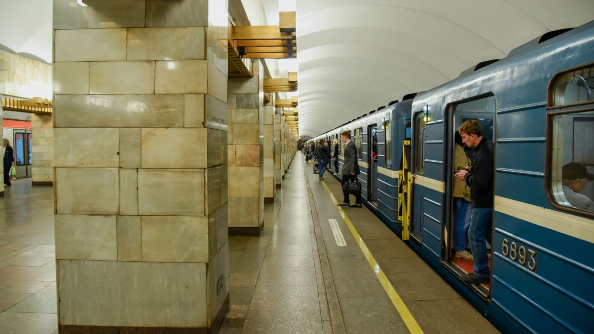 На «красной» ветке петербургского метро поезда ходят с увеличенным интервалом - tvspb.ru