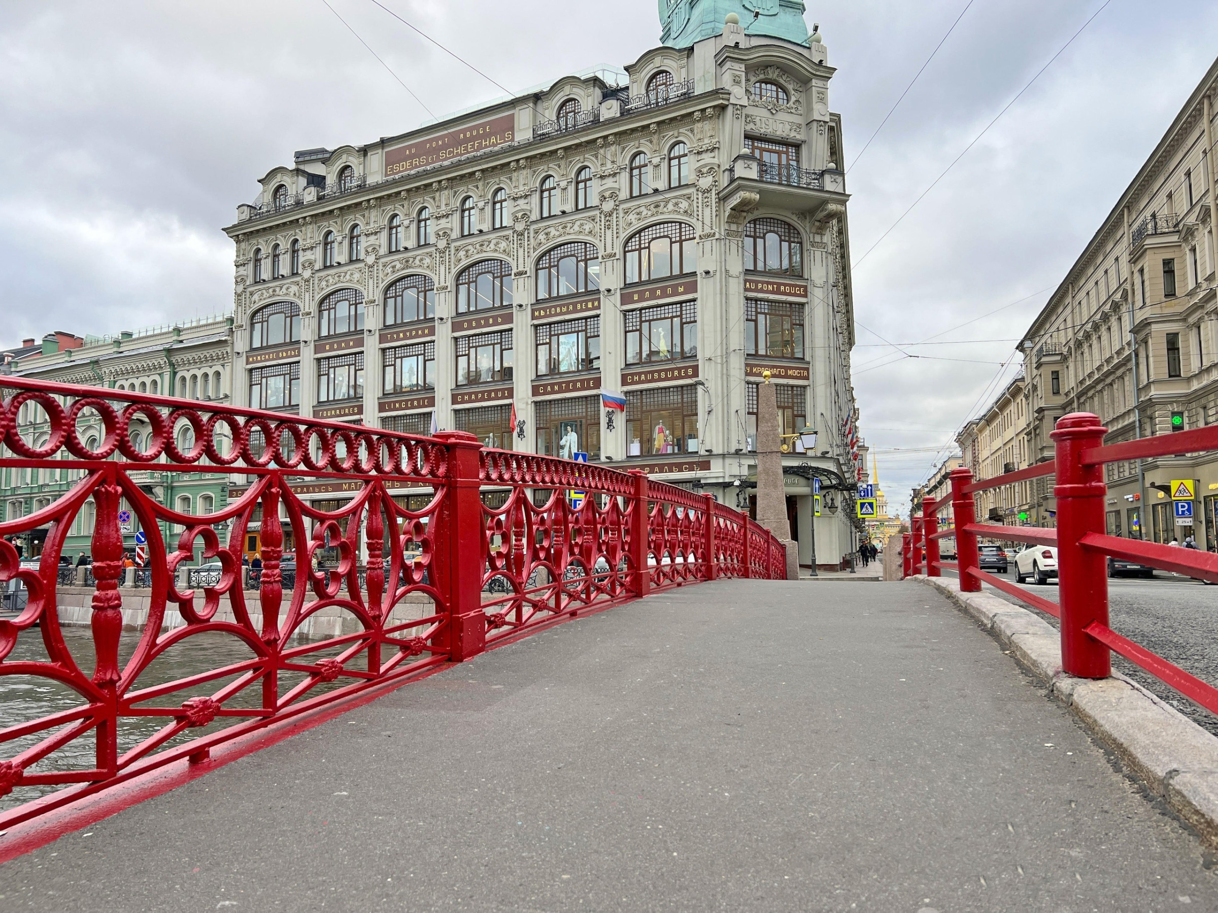 В Петербурге завершили ремонт Красного моста