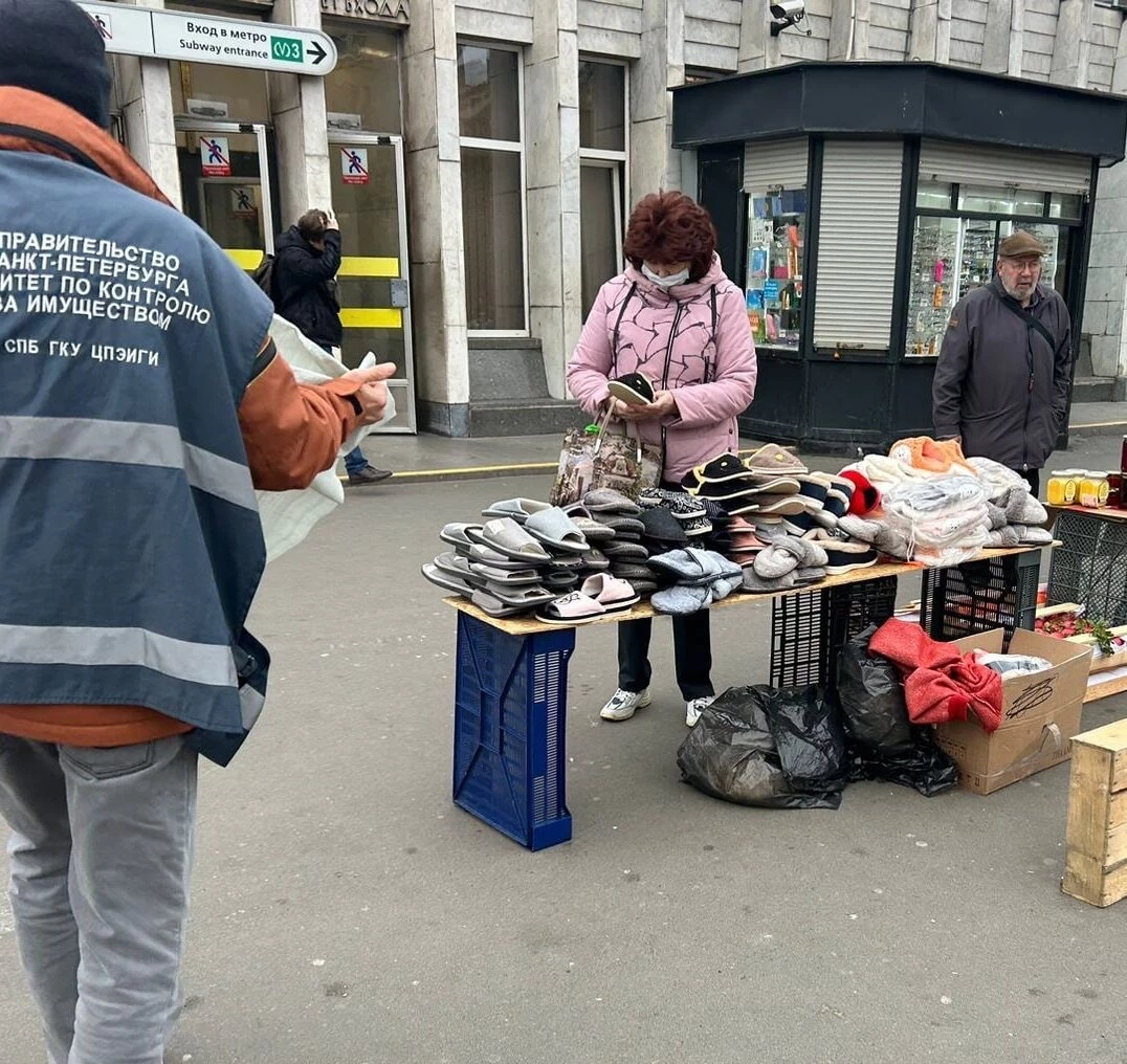 В Петербурге возле 8 станций метро ликвидировали объекты незаконной уличной  торговли